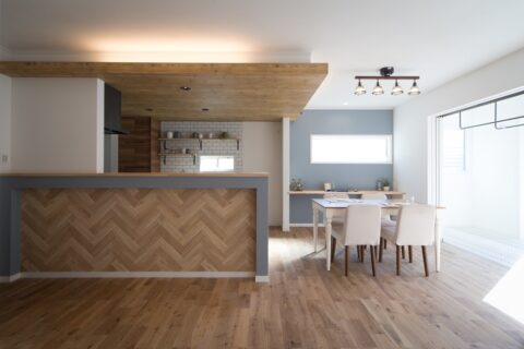 ヘリンボーンのキッチンが映える、木材の温かみを感じる家