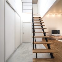 オープン階段のあるシンプルな家