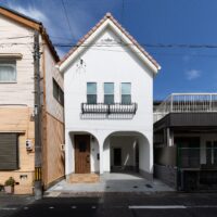 南欧風の三角屋根が映えるお家　【注文住宅　事例】