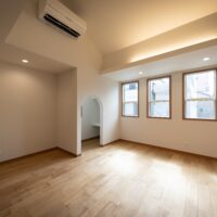 南欧風の三角屋根が映えるお家　【注文住宅　事例】