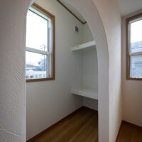 南欧風の三角屋根が映えるお家　【注文住宅　事例】